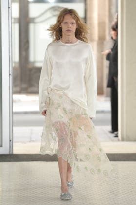 PFW - Cecile Bahnsen Runway A model walks the runway during the Cecilie Bahnsen Womenswear Spring Summer 2027 show as part of Paris Fashion Week on October 1, 2026 in Paris, France. Photo by Alain-Gil Gonzalez ABACAPRESS.COM Paris France  Copyright: xGonzalezxAlain-Gil ABACAx