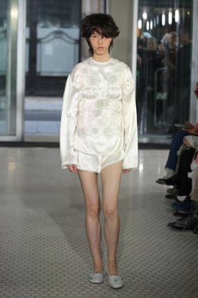 PFW - Cecile Bahnsen Runway A model walks the runway during the Cecilie Bahnsen Womenswear Spring Summer 2027 show as part of Paris Fashion Week on October 1, 2026 in Paris, France. Photo by Alain-Gil Gonzalez ABACAPRESS.COM Paris France  Copyright: xGonzalezxAlain-Gil ABACAx