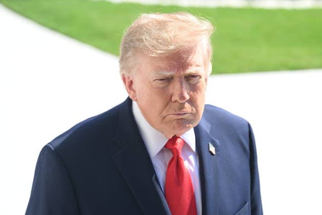 U.S. President Donald Trump departs White House for Texas WASHINGTON, DC - OCTOBER 1: U.S. President Donald Trump talks to the media before boarding Marine One on the South Lawn of the White House in Washington, DC, United States, on October 1, 2026. President Trump heads to Texas to visit Peterbilt Motors in Denton to highlight manufacturing and his economic agenda. Kyle Mazza Anadolu Washington DC United States. Editorial use only. Please get in touch for any other usage.  Copyright: x2026xAnadoluxKylexMazzax