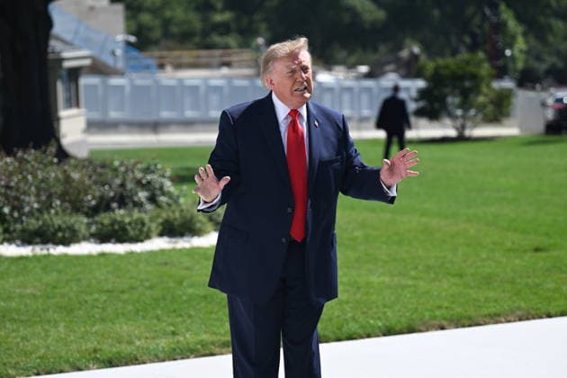 U.S. President Donald Trump departs White House for Texas WASHINGTON, DC - OCTOBER 1: U.S. President Donald Trump talks to the media before boarding Marine One on the South Lawn of the White House in Washington, DC, United States, on October 1, 2026. President Trump heads to Texas to visit Peterbilt Motors in Denton to highlight manufacturing and his economic agenda. Kyle Mazza Anadolu Washington DC United States. Editorial use only. Please get in touch for any other usage.  Copyright: x2026xAnadoluxKylexMazzax