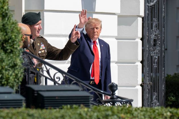 October 1, 2026, Washington, District Of Columbia, USA: President DONALD TRUMP waves to the press before boarding marine one to leave the white house Washington USA - ZUMAs365 20261001_znp_s365_007 Copyright: xJoeyxSussmanx
