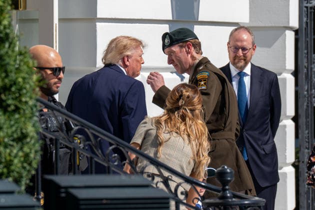 October 1, 2026, Washington, District Of Columbia, USA: President DONALD TRUMP speaks with people before departing the White House aboard Marine One in Washington DC. Washington USA  - ZUMAs365 20261001_znp_s365_004 Copyright: xJoeyxSussmanx