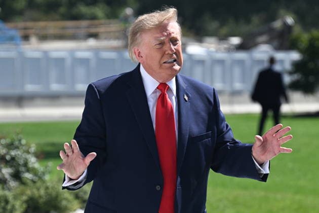 U.S. President Donald Trump departs White House for Texas WASHINGTON, DC - OCTOBER 1: U.S. President Donald Trump talks to the media before boarding Marine One on the South Lawn of the White House in Washington, DC, United States, on October 1, 2026. President Trump heads to Texas to visit Peterbilt Motors in Denton to highlight manufacturing and his economic agenda. Kyle Mazza Anadolu Washington D.C. United States. Editorial use only. Please get in touch for any other usage.  Copyright: x2026xAnadoluxKylexMazzax