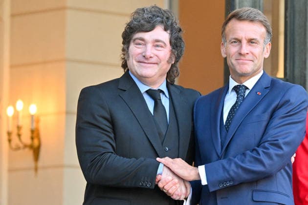 French President Emmanuel Macron and his wife, the First Lady, welcome Argentine President Javier Milei and the Secretary General of the Argentine Presidency—who is also the president’s sister—to the Élysée Palace in Paris, France, on October 1, 2026. Christian Liewig Bestimage. French President Emmanuel Macron and his wife greet Argentine President Javier Milei and the Secretary General of the Argentine Presidency—who is also the president’s sister—ahead of their meeting at the Élysée Palace on October 1, 2026, in Paris, France. Paris, France  Copyright: xChristianxLiewigx xBestimagexChristianxLiewigx xBestimagex