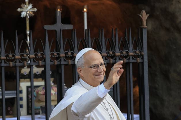 Pope Leo XIV recites the Rosary for Peace with children VATICAN CITY, VATICAN - OCTOBER 01: (----EDITORIAL USE ONLY - MANDATORY CREDIT - RICCARDO DE LUCA POOL HANDOUT - NO MARKETING NO ADVERTISING CAMPAIGNS - DISTRIBUTED AS A SERVICE TO CLIENTS----) Pope Leo XIV waves as he arrives for the Rosary for Peace at the Lourdes Grotto in the Vatican Gardens, at the Vatican, October 01, 2026. Between 700 and 1,000 children from schools and parishes in Rome joined the Pontiff for the beginning of the ÒOne Million Children Praying the RosaryÓ initiative promoted by the catholic organization Aid to the Church in Need (ACN). Riccardo De Luca POOL Handout Anadolu Vatican City Vatican. Editorial use only. Please get in touch for any other usa  Copyright: x2026xAnadoluxRiccardoxDexLucax xPOOLx xHandoutx