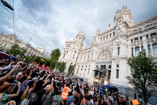 Pot-and-Pan Protest for Housing in Madrid: Dozens of people took part in a pot-and-pan protest for housing in front of Madrid City Hall on October 1, 2026, in Madrid, Spain, October 1, 2026, POT-AND-PAN PROTEST, HOUSING, TENANTS, RENT, RALLY, ON FOOT, Madrid, Madrid, Spain Copyright: xA.xPÃ rezxMecax 7813869