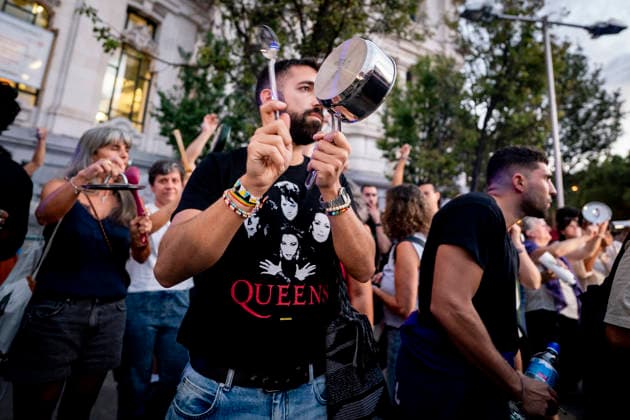 Pot-and-Pan Protest for Housing in Madrid: Dozens of people took part in a pot-and-pan protest for housing in front of Madrid City Hall on October 1, 2026, in Madrid, Spain, October 1, 2026, POT-AND-PAN PROTEST, HOUSING, TENANTS, RENTS, PROTEST, RALLY, ON FOOT, Madrid, Madrid, Spain Copyright: xA.xPÃ rezxMecax 7813867