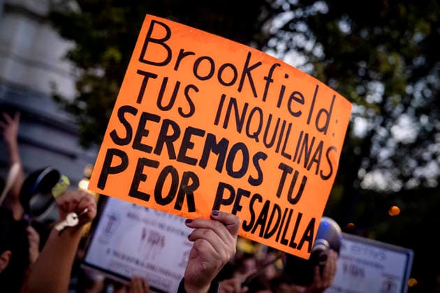 Pot-and-Pan Protest for Housing in Madrid A person holds up a sign during a pot-and-pan protest for housing in front of Madrid City Hall on October 1, 2026, in Madrid, Spain, October 1, 2026, POT-AND-PAN PROTEST, HOUSING, TENANTS, RENTS, PROTEST MARCH, Madrid, Spain Copyright: xA.xPÃ rezxMecax 7813878