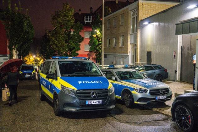 RECORD DATE NOT STATED Gefängnis-Meuterei in Pforzheim: Großer Polizeieinsatz in Abschiebehaftanstalt in Pforzheim aufgrund renitenter Insassen - schwerbewaffnete Spezialkräfte der Polizei am Abend vor Ort - JVA-Bedienstete setzten zuvor selbst den Notruf ab - Bereich rund um Ab Aufgrund einer Gefängnis-Meuterei kam es am Donnerstagabend zu einem Großeinsatz der Polizei in der Abschiebehafteinrichtung in Pforzheim. ,,Gegen 18:15 Uhr wurde dem Führungs- und Lagezentrum durch Bedienstete der JVA renitente Insassen gemeldet , teilte die Polizei Pforzheim mit. Nach derzeitigen Erkenntnisstand wurden dabei keine Personen verletzt. Ein Großaufgebot der Polizei rückte an. Schwerbewaffnete und vermummte Spezialkräfte positionierten sich im Bereich der Haftanstalt. Auch z Copyright: xHenryxMungenastx xEinsatzReport24x