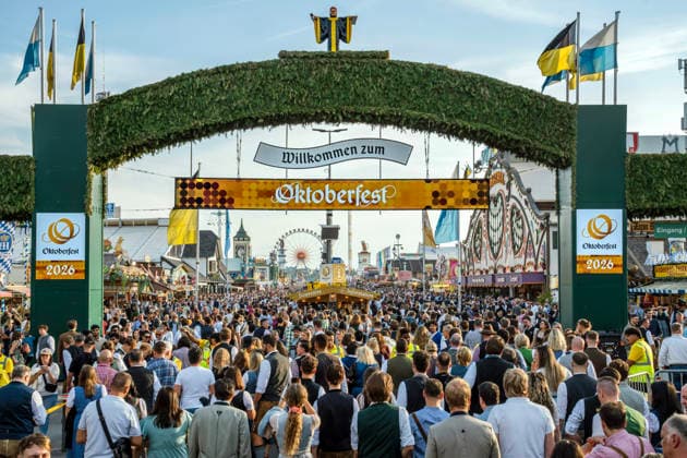 Welcome to Oktoberfest; hundreds of festivalgoers stream through the main entrance onto the festival grounds, Munich, October 1, 2026, Germany, Munich, October 1, 2026, Oktoberfest 2026, Welcome to Oktoberfest; the main entrance to the Wiesn; Oktoberfest-goers stream through the green-covered archway o