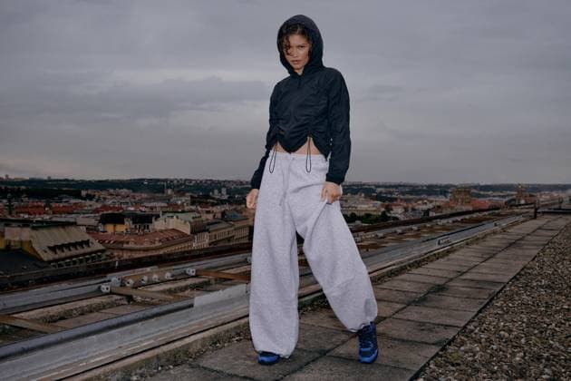 Zendaya unveils her latest collection with sportswear brand On, featuring a bold python print *MANDATORY BYLINE - MUST CREDIT: Courtesy of On Mega* Zendaya unveils her latest collection with sportswear brand On, featuring a bold python print., , It is the second collection the Dune star has co-created as part of her long-running partnership with Swiss brand On, and is showcased by Zendaya in an action movie-inspired campaign that sees her pose with a snake around her neck., , On says the collection - developed alongside Zendaya’s longtime collaborator Law Roach - brings together performance, style and everyday expression., , According to One the action movie-inspired campaign that includes a short film puts movement centre stage. , , Zend Copyright: xThexMegaxAgencyxCourtesyxofxOn Megax