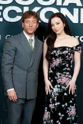 Jeremy Allen White and Mikey Madison attend the *The Social Reckoning* photocall at Le Pathé Palace on October 1, 2026, in Paris, France 460108 2026 10 01  Copyright: xLionelxGuericolasx xStarfacex STAR_460108_020