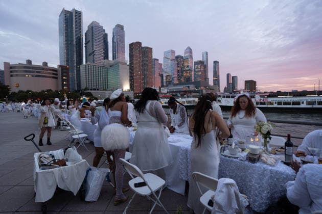 Diner en Blanc returns to New York City NEW YORK, UNITED STATES - OCTOBER 01: Hundreds of guests dressed in white gather at Pier 84 in Manhattan for New York City’s annual Diner en Blanc, in United States on October 01, 2026. Originating in Paris in 1988 and now staged across major global cities, the secretive pop-up event brings attendees together for an evening of open-air dining, music, and dancing along the Hudson River waterfront. Lokman Vural Elibol Anadolu New York United States. Editorial use only. Please get in touch for any other usage.  Copyright: x2026xAnadoluxLokmanxVuralxElibolx