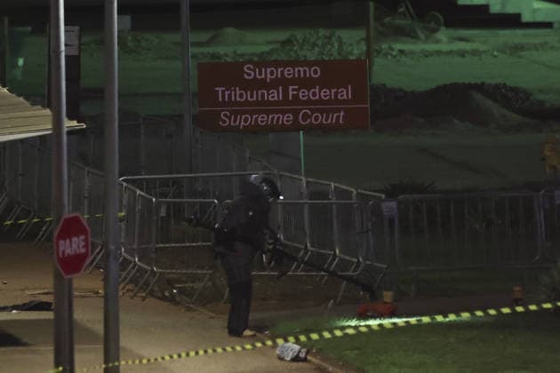Emergency teams secure area after suspected bomb threat near Brazil Supreme Court BRASILIA, BRAZIL - OCTOBER 01: Emergency responders and security personnel secure the perimeter following a suspected bomb threat near the Federal Supreme Court (STF) in Brasilia, Brazil on October 01, 2026. Law enforcement officers cordoned off surrounding avenues and deployed specialized tactical units to inspect the area and ensure public safety. Mateus Bonomi Anadolu Brasilia Brazil. Editorial use only. Please get in touch for any other usage.  Copyright: x2026xAnadoluxMateusxBonomix