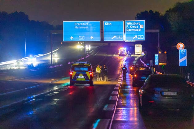 Cyclist Struck by Car on Highway and Fatally Injured; 14 Vehicles Involved On the night of October 2, 2026, a fatal accident occurred on the A 66 between Wallau and the Wiesbaden Interchange. A cyclist was stru