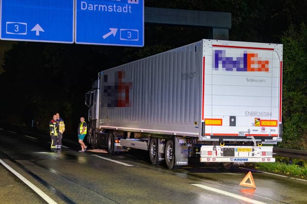 Cyclist Struck by Car on Highway and Fatally Injured; 14 Vehicles Involved On the night of October 2, 2026, a fatal accident occurred on the A 66 between Wallau and the Wiesbaden Interchange. A cyclist was stru