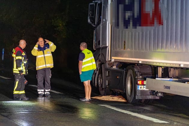 Cyclist Struck by Car on Highway and Fatally Injured; 14 Vehicles Involved On the night of October 2, 2026, a fatal accident occurred on the A 66 between Wallau and the Wiesbaden Interchange. A cyclist was stru