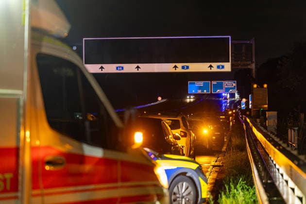 Cyclist Struck by Car on Highway and Fatally Injured; 14 Vehicles Involved On the night of October 2, 2026, a fatal accident occurred on the A 66 between Wallau and the Wiesbaden Interchange. A cyclist was stru