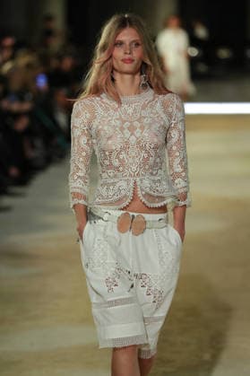 PFW - Isabel Marant Runway A model walks the runway during the Balmain Womenswear Spring Summer 2027 show as part of Paris Fashion Week on September 30, 2026 in Paris, France. Photo by Alain-Gil Gonzalez ABACAPRESS.COM Paris France  Copyright: xGonzalezxAlain-Gil ABACAx