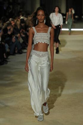 PFW - Isabel Marant Runway A model walks the runway during the Balmain Womenswear Spring Summer 2027 show as part of Paris Fashion Week on September 30, 2026 in Paris, France. Photo by Alain-Gil Gonzalez ABACAPRESS.COM Paris France  Copyright: xGonzalezxAlain-Gil ABACAx