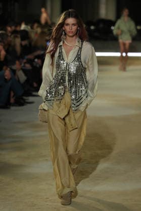 PFW - Isabel Marant Runway A model walks the runway during the Balmain Womenswear Spring Summer 2027 show as part of Paris Fashion Week on September 30, 2026 in Paris, France. Photo by Alain-Gil Gonzalez ABACAPRESS.COM Paris France  Copyright: xGonzalezxAlain-Gil ABACAx