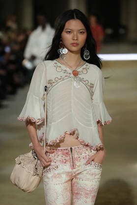 PFW - Isabel Marant Runway A model walks the runway during the Balmain Womenswear Spring Summer 2027 show as part of Paris Fashion Week on September 30, 2026 in Paris, France. Photo by Alain-Gil Gonzalez ABACAPRESS.COM Paris France  Copyright: xGonzalezxAlain-Gil ABACAx