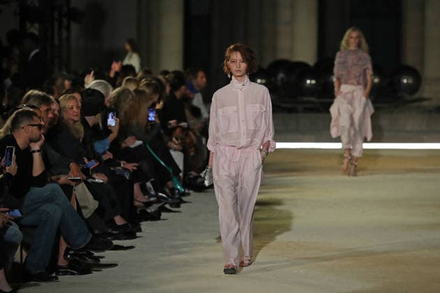 PFW - Isabel Marant Runway A model walks the runway during the Balmain Womenswear Spring Summer 2027 show as part of Paris Fashion Week on September 30, 2026 in Paris, France. Photo by Alain-Gil Gonzalez ABACAPRESS.COM Paris France  Copyright: xGonzalezxAlain-Gil ABACAx