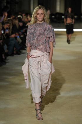 PFW - Isabel Marant Runway A model walks the runway during the Balmain Womenswear Spring Summer 2027 show as part of Paris Fashion Week on September 30, 2026 in Paris, France. Photo by Alain-Gil Gonzalez ABACAPRESS.COM Paris France  Copyright: xGonzalezxAlain-Gil ABACAx