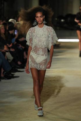 PFW - Isabel Marant Runway A model walks the runway during the Balmain Womenswear Spring Summer 2027 show as part of Paris Fashion Week on September 30, 2026 in Paris, France. Photo by Alain-Gil Gonzalez ABACAPRESS.COM Paris France  Copyright: xGonzalezxAlain-Gil ABACAx