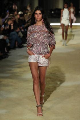 PFW - Isabel Marant Runway A model walks the runway during the Balmain Womenswear Spring Summer 2027 show as part of Paris Fashion Week on September 30, 2026 in Paris, France. Photo by Alain-Gil Gonzalez ABACAPRESS.COM Paris France  Copyright: xGonzalezxAlain-Gil ABACAx