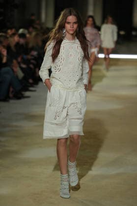 PFW - Isabel Marant Runway A model walks the runway during the Balmain Womenswear Spring Summer 2027 show as part of Paris Fashion Week on September 30, 2026 in Paris, France. Photo by Alain-Gil Gonzalez ABACAPRESS.COM Paris France  Copyright: xGonzalezxAlain-Gil ABACAx