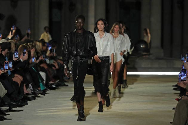PFW - Isabel Marant Runway A model walks the runway during the Balmain Womenswear Spring Summer 2027 show as part of Paris Fashion Week on September 30, 2026 in Paris, France. Photo by Alain-Gil Gonzalez ABACAPRESS.COM Paris France  Copyright: xGonzalezxAlain-Gil ABACAx