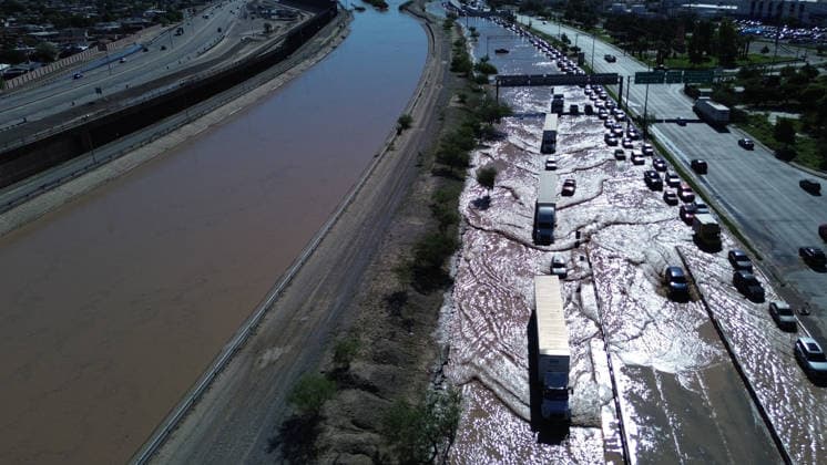 Rising Rio Grande water levels trigger municipal emergency response in Ciudad Juarez CIUDAD JUAREZ, MEXICO - OCTOBER 1: Municipal emergency crews and Civil Protection workers reinforce earthen levees and monitor rising water levels along the Rio Grande in Ciudad Juarez, Mexico, on October 1, 2026. Heavy regional precipitation led to localized flooding across several low-lying municipal sectors, prompting local authorities to deploy continuous monitoring operations along the riverbank. Municipal officials urged residents to avoid high-risk areas, maintain distance from the rising river currents, and adhere strictly to Civil Protection advisories to prevent accidental drownings and property damage across vulnerable border neighborhoods. Chris  Copyright: x2026xAnadoluxChristianxTorresx