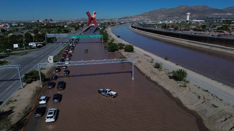 Rising Rio Grande water levels trigger municipal emergency response in Ciudad Juarez CIUDAD JUAREZ, MEXICO - OCTOBER 1: Municipal emergency crews and Civil Protection workers reinforce earthen levees and monitor rising water levels along the Rio Grande in Ciudad Juarez, Mexico, on October 1, 2026. Heavy regional precipitation led to localized flooding across several low-lying municipal sectors, prompting local authorities to deploy continuous monitoring operations along the riverbank. Municipal officials urged residents to avoid high-risk areas, maintain distance from the rising river currents, and adhere strictly to Civil Protection advisories to prevent accidental drownings and property damage across vulnerable border neighborhoods. Chris  Copyright: x2026xAnadoluxChristianxTorresx
