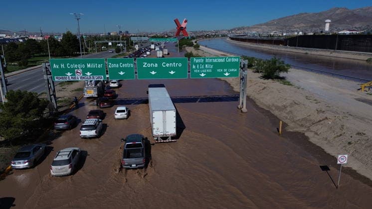Rising Rio Grande water levels trigger municipal emergency response in Ciudad Juarez CIUDAD JUAREZ, MEXICO - OCTOBER 1: Municipal emergency crews and Civil Protection workers reinforce earthen levees and monitor rising water levels along the Rio Grande in Ciudad Juarez, Mexico, on October 1, 2026. Heavy regional precipitation led to localized flooding across several low-lying municipal sectors, prompting local authorities to deploy continuous monitoring operations along the riverbank. Municipal officials urged residents to avoid high-risk areas, maintain distance from the rising river currents, and adhere strictly to Civil Protection advisories to prevent accidental drownings and property damage across vulnerable border neighborhoods. Chris  Copyright: x2026xAnadoluxChristianxTorresx