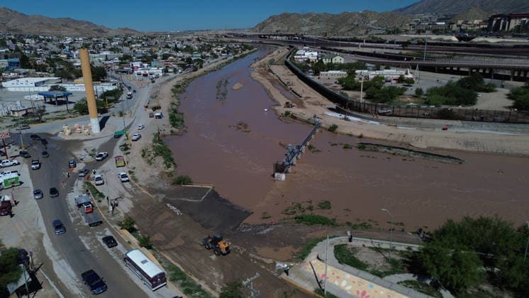 Rising Rio Grande water levels trigger municipal emergency response in Ciudad Juarez CIUDAD JUAREZ, MEXICO - OCTOBER 1: Municipal emergency crews and Civil Protection workers reinforce earthen levees and monitor rising water levels along the Rio Grande in Ciudad Juarez, Mexico, on October 1, 2026. Heavy regional precipitation led to localized flooding across several low-lying municipal sectors, prompting local authorities to deploy continuous monitoring operations along the riverbank. Municipal officials urged residents to avoid high-risk areas, maintain distance from the rising river currents, and adhere strictly to Civil Protection advisories to prevent accidental drownings and property damage across vulnerable border neighborhoods. Chris  Copyright: x2026xAnadoluxChristianxTorresx