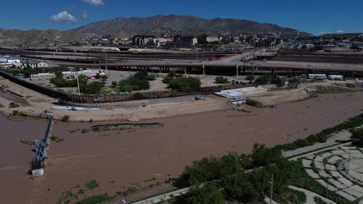 Rising Rio Grande water levels trigger municipal emergency response in Ciudad Juarez CIUDAD JUAREZ, MEXICO - OCTOBER 1: Municipal emergency crews and Civil Protection workers reinforce earthen levees and monitor rising water levels along the Rio Grande in Ciudad Juarez, Mexico, on October 1, 2026. Heavy regional precipitation led to localized flooding across several low-lying municipal sectors, prompting local authorities to deploy continuous monitoring operations along the riverbank. Municipal officials urged residents to avoid high-risk areas, maintain distance from the rising river currents, and adhere strictly to Civil Protection advisories to prevent accidental drownings and property damage across vulnerable border neighborhoods. Chris  Copyright: x2026xAnadoluxChristianxTorresx