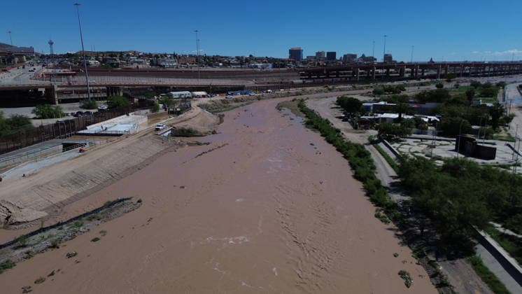 Rising Rio Grande water levels trigger municipal emergency response in Ciudad Juarez CIUDAD JUAREZ, MEXICO - OCTOBER 1: Municipal emergency crews and Civil Protection workers reinforce earthen levees and monitor rising water levels along the Rio Grande in Ciudad Juarez, Mexico, on October 1, 2026. Heavy regional precipitation led to localized flooding across several low-lying municipal sectors, prompting local authorities to deploy continuous monitoring operations along the riverbank. Municipal officials urged residents to avoid high-risk areas, maintain distance from the rising river currents, and adhere strictly to Civil Protection advisories to prevent accidental drownings and property damage across vulnerable border neighborhoods. Chris  Copyright: x2026xAnadoluxChristianxTorresx