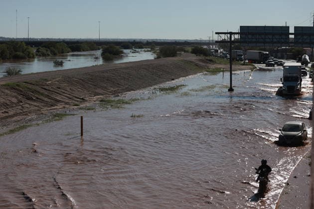 Rising Rio Grande water levels trigger municipal emergency response in Ciudad Juarez CIUDAD JUAREZ, MEXICO - OCTOBER 01: Municipal emergency crews and Civil Protection workers reinforce earthen levees and monitor rising water levels along the Rio Grande in Ciudad Juarez, Mexico, on October 01, 2026. Heavy regional precipitation led to localized flooding across several low-lying municipal sectors, prompting local authorities to deploy continuous monitoring operations along the riverbank. Municipal officials urged residents to avoid high-risk areas, maintain distance from the rising river currents, and adhere strictly to Civil Protection advisories to prevent accidental drownings and property damage across vulnerable border neighborhoods. Chr  Copyright: x2026xAnadoluxChristianxTorresx