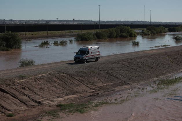 Rising Rio Grande water levels trigger municipal emergency response in Ciudad Juarez CIUDAD JUAREZ, MEXICO - OCTOBER 01: Municipal emergency crews and Civil Protection workers reinforce earthen levees and monitor rising water levels along the Rio Grande in Ciudad Juarez, Mexico, on October 01, 2026. Heavy regional precipitation led to localized flooding across several low-lying municipal sectors, prompting local authorities to deploy continuous monitoring operations along the riverbank. Municipal officials urged residents to avoid high-risk areas, maintain distance from the rising river currents, and adhere strictly to Civil Protection advisories to prevent accidental drownings and property damage across vulnerable border neighborhoods. Chr  Copyright: x2026xAnadoluxChristianxTorresx