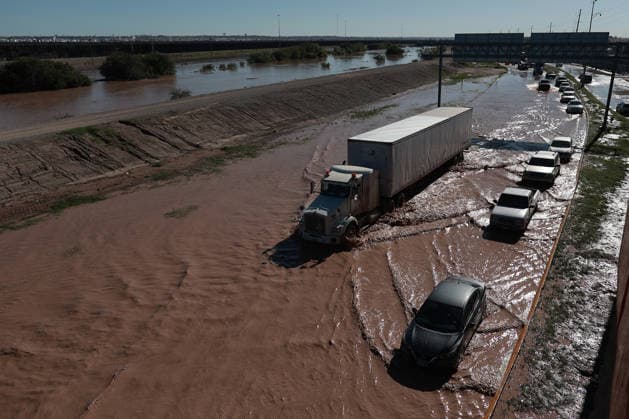 Rising Rio Grande water levels trigger municipal emergency response in Ciudad Juarez CIUDAD JUAREZ, MEXICO - OCTOBER 01: Municipal emergency crews and Civil Protection workers reinforce earthen levees and monitor rising water levels along the Rio Grande in Ciudad Juarez, Mexico, on October 01, 2026. Heavy regional precipitation led to localized flooding across several low-lying municipal sectors, prompting local authorities to deploy continuous monitoring operations along the riverbank. Municipal officials urged residents to avoid high-risk areas, maintain distance from the rising river currents, and adhere strictly to Civil Protection advisories to prevent accidental drownings and property damage across vulnerable border neighborhoods. Chr  Copyright: x2026xAnadoluxChristianxTorresx
