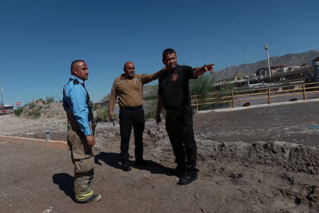 Rising Rio Grande water levels trigger municipal emergency response in Ciudad Juarez CIUDAD JUAREZ, MEXICO - OCTOBER 01: Municipal emergency crews and Civil Protection workers reinforce earthen levees and monitor rising water levels along the Rio Grande in Ciudad Juarez, Mexico, on October 01, 2026. Heavy regional precipitation led to localized flooding across several low-lying municipal sectors, prompting local authorities to deploy continuous monitoring operations along the riverbank. Municipal officials urged residents to avoid high-risk areas, maintain distance from the rising river currents, and adhere strictly to Civil Protection advisories to prevent accidental drownings and property damage across vulnerable border neighborhoods. Chr  Copyright: x2026xAnadoluxChristianxTorresx