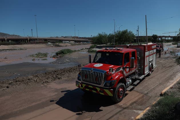 Rising Rio Grande water levels trigger municipal emergency response in Ciudad Juarez CIUDAD JUAREZ, MEXICO - OCTOBER 01: Municipal emergency crews and Civil Protection workers reinforce earthen levees and monitor rising water levels along the Rio Grande in Ciudad Juarez, Mexico, on October 01, 2026. Heavy regional precipitation led to localized flooding across several low-lying municipal sectors, prompting local authorities to deploy continuous monitoring operations along the riverbank. Municipal officials urged residents to avoid high-risk areas, maintain distance from the rising river currents, and adhere strictly to Civil Protection advisories to prevent accidental drownings and property damage across vulnerable border neighborhoods. Chr  Copyright: x2026xAnadoluxChristianxTorresx