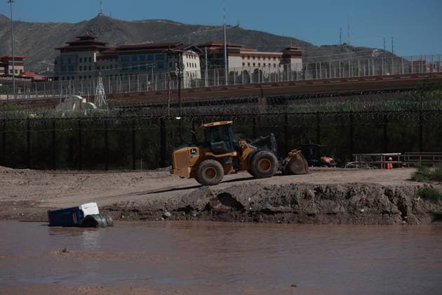 Rising Rio Grande water levels trigger municipal emergency response in Ciudad Juarez CIUDAD JUAREZ, MEXICO - OCTOBER 01: Municipal emergency crews and Civil Protection workers reinforce earthen levees and monitor rising water levels along the Rio Grande in Ciudad Juarez, Mexico, on October 01, 2026. Heavy regional precipitation led to localized flooding across several low-lying municipal sectors, prompting local authorities to deploy continuous monitoring operations along the riverbank. Municipal officials urged residents to avoid high-risk areas, maintain distance from the rising river currents, and adhere strictly to Civil Protection advisories to prevent accidental drownings and property damage across vulnerable border neighborhoods. Chr  Copyright: x2026xAnadoluxChristianxTorresx