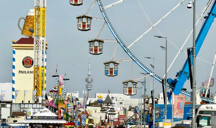 Oktoberfest in Munich, Munich, Oktoberfest, October 10, 26. A lively atmosphere during the final days of Oktoberfest amid glorious sunshine and temperatures over 20 degrees. Ferris wheel and TV tower, Munich, Theresienwiese, Bavaria, Germany