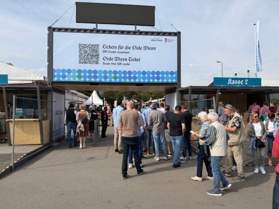 Oktoberfest in Munich, Munich, Oktoberfest, October 10, 26. A lively atmosphere during the final days of Oktoberfest, with glorious sunshine and temperatures over 20 degrees. Entrance to the Oide Wiesn, Munich, Theresienwiese, Bavaria, Germany