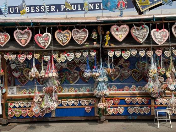 Oktoberfest in Munich, Munich, Oktoberfest, 1 10 26 A lively atmosphere during the final days of Oktoberfest, with glorious sunshine and temperatures over 20 degrees. Gingerbread heart stand, Munich, Theresienwiese, Bavaria, Germany