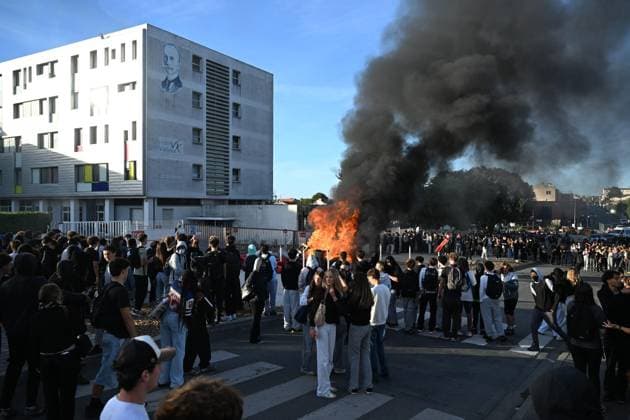RECORD DATE NOT STATED HIGH SCHOOL STUDENT PROTEST PHOTOPQR SUD OUEST XAVIER LEOTY High school student protest in La Rochelle, Oct. 2, 2026 PHOTO XAVIER LEOTY France, Oct. 2, 2026 Fires have broken out at several schools in France as students protest by blocking access to educational institutions nationwide over school funding and learning conditions France  Copyright: xPHOTOPQR SUDxOUEST MAXPPPxXAVIERxLEOTYx 20261002SDO0463 20261002SDO0463