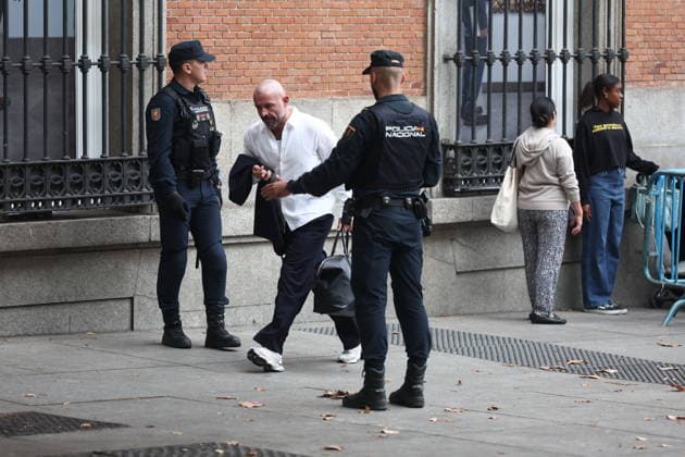 Police Set Up Barriers at the Entrance to Congress Following Announcement by Protesters Camped at Puerta del Sol That They Will Protest During the Plenary Session National Police officers set up barriers around the perimeter of the Congress of Deputies on October 2, 2026, in Madrid, Spain. The National Police have increased security and erected barriers at the entrance to the Congress of Deputies following an announcement by social groups camped out at Puerta del Sol that they will gather near the Lower House to demand the approval of housing decrees. OCT 2RE 2026 Madrid, Madrid, Spain  Copyright: xEduardoxParrax 7814349