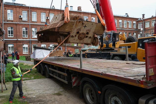 RUSSIA, KAZAN - OCTOBER 2, 2026: A crane lifts a WWII-era Panzerkampfwagen V Panther tank discovered in the course of construction works and excavated from the courtyard of Kazan National Research Technological University. The tank served as a detonation pit for testing explosive substances and pyrotechnic compounds in post-war years. Yegor Aleyev TASS  98658389